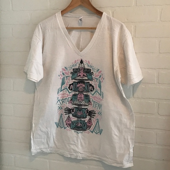 Society6 Women’s Graphic tee Totem Native White Pastel Pink Aqua L - Picture 4 of 4
